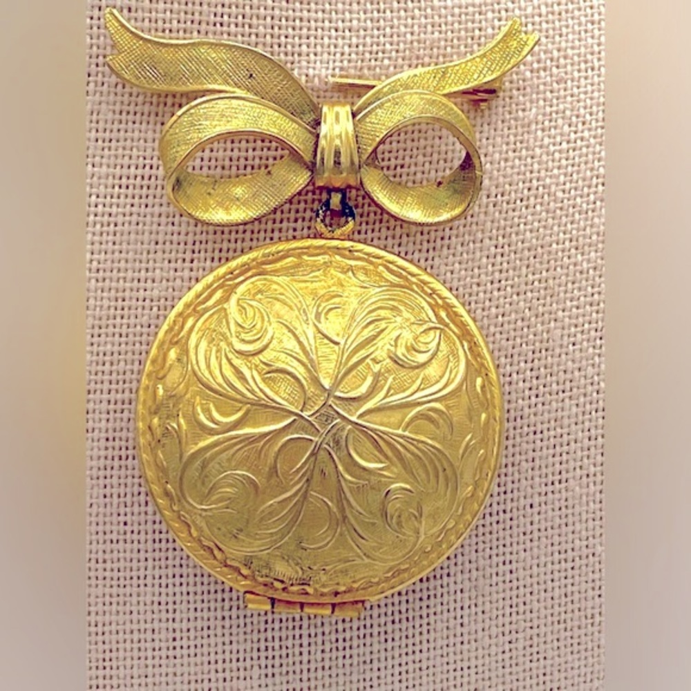Avon Vintage Gold Tone Solid Perfume Unforgettable Locket with A Bow Pin